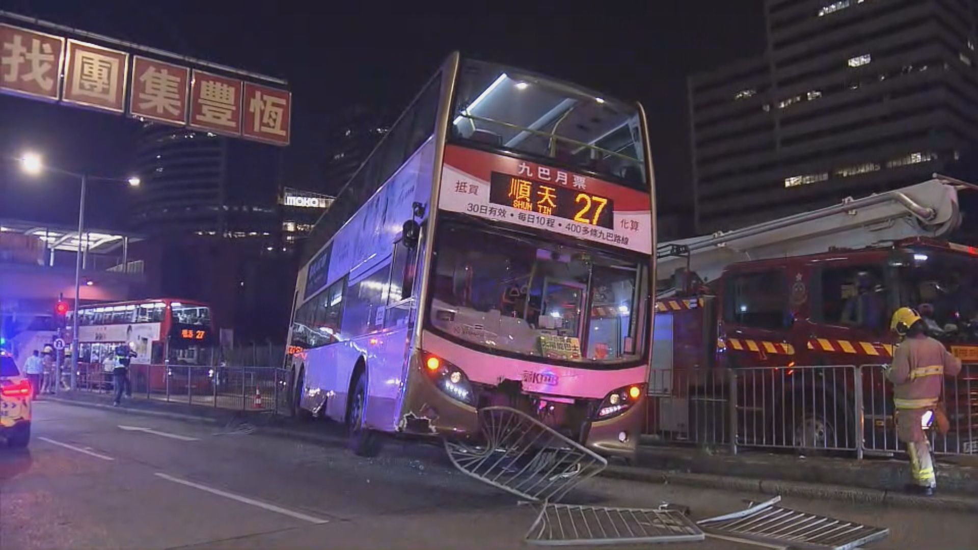 旺角一架九巴撞欄 司機輕傷送院