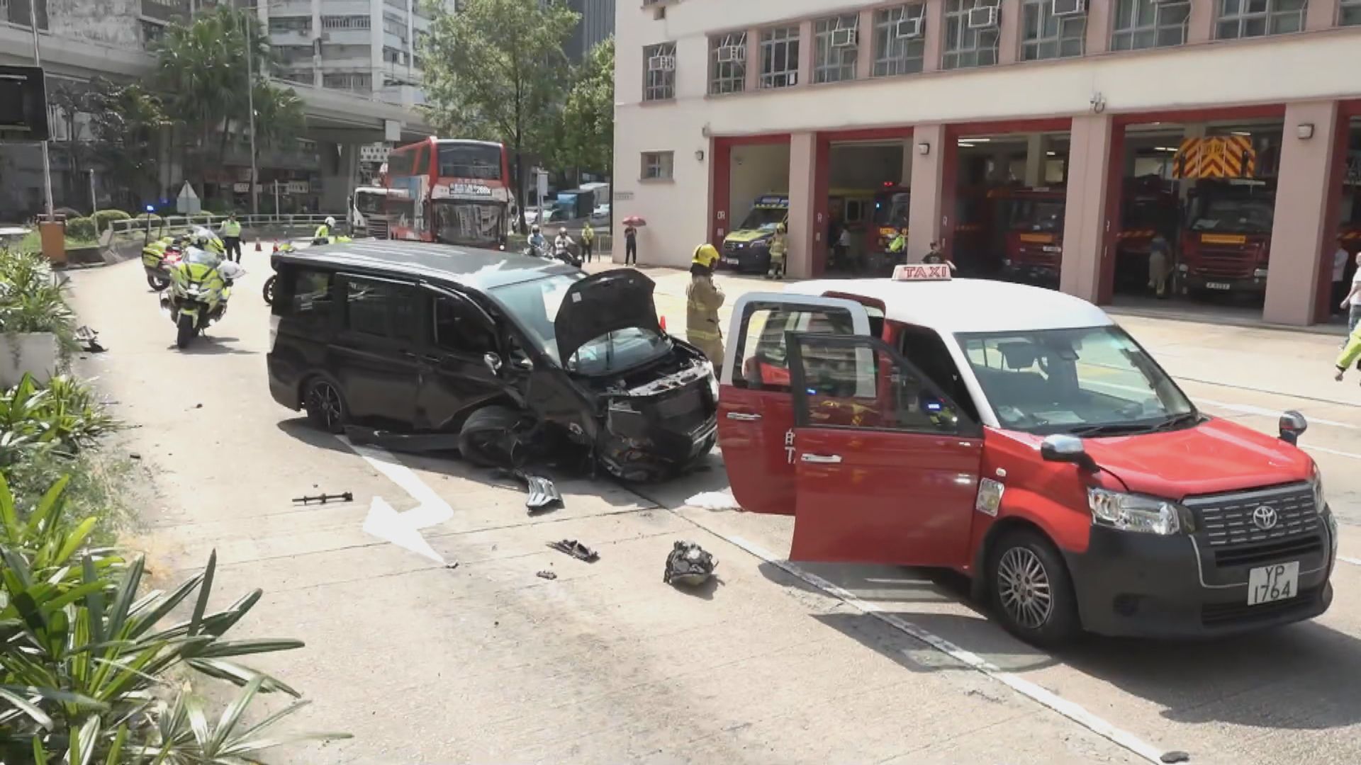 旺角7人車失控撞的士3人傷