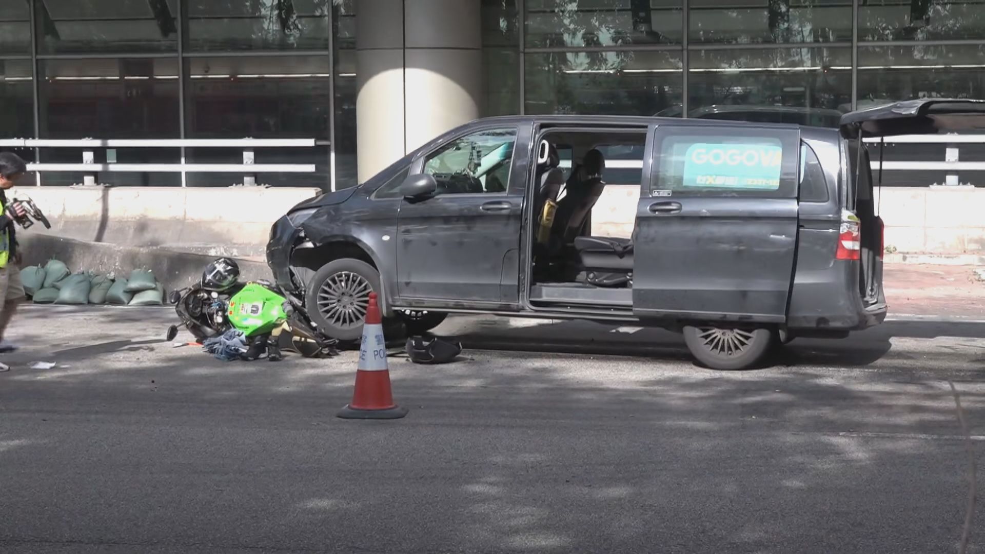 連翔道客貨車電單車相撞　電單車司機受傷