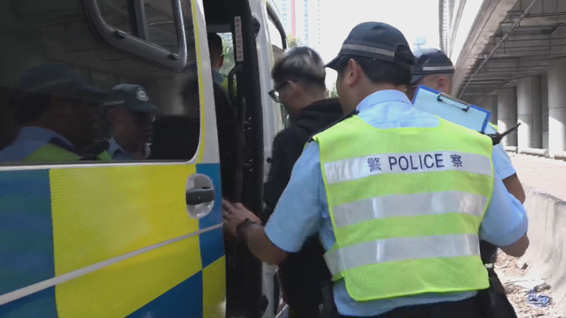 連翔道客貨車電單車相撞　客貨車司機被捕