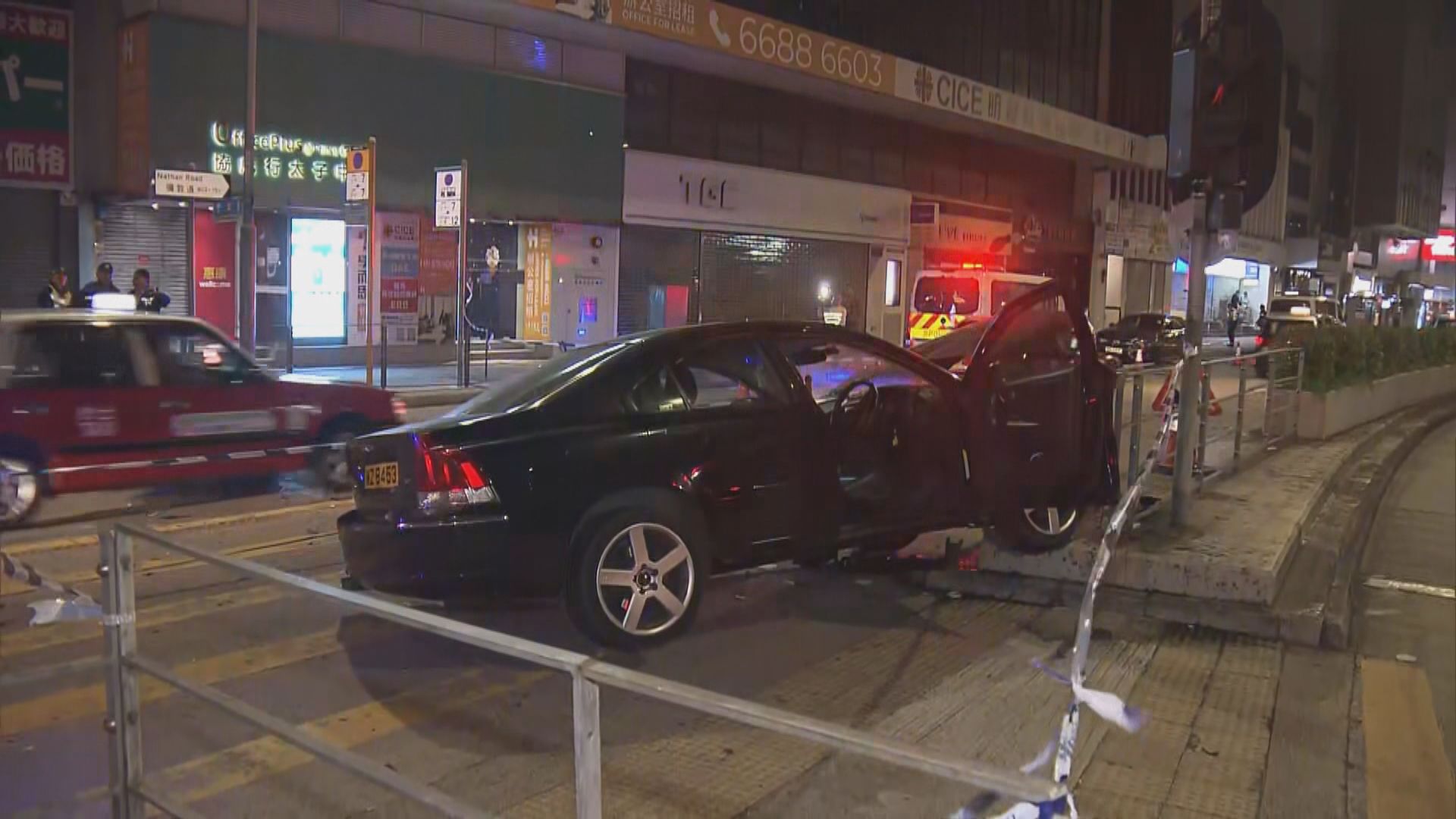 深水埗私家車衝路障後與另一輛車相撞　司機棄車逃去