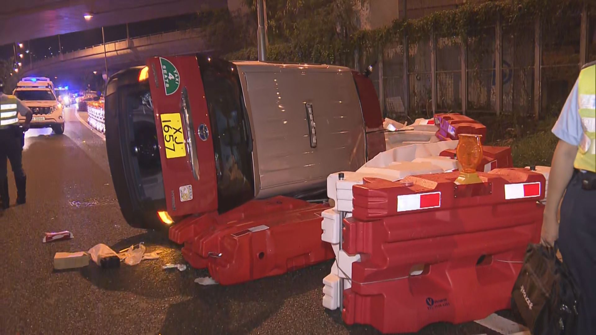 馬鞍山的士失控撞水馬翻側三人送院