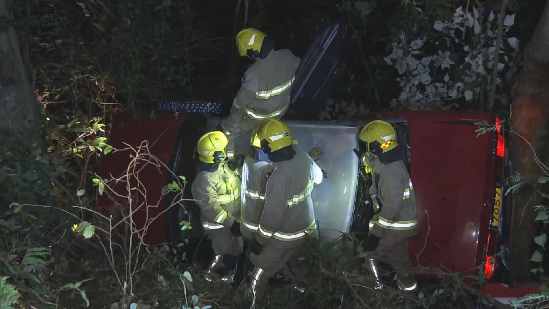 西沙路的士失控墮山坡兩女輕傷