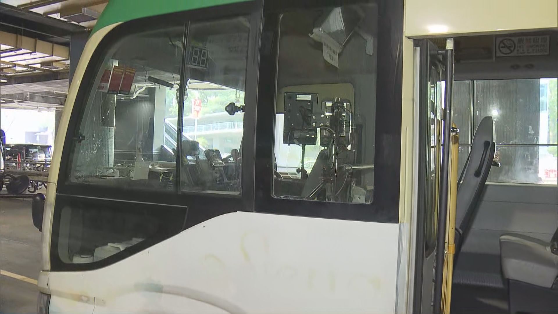 馬鞍山專線小巴撞倒過路夫婦　丈夫昏迷送院急救