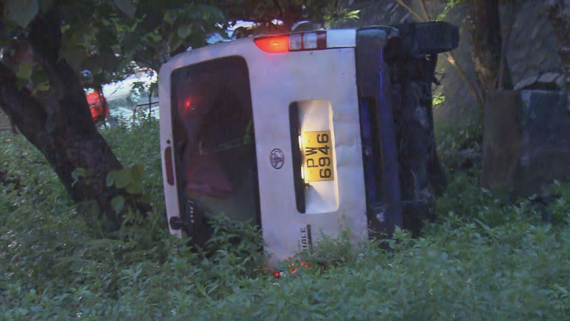 牛池灣客貨車失控翻側兩人輕傷拒送院