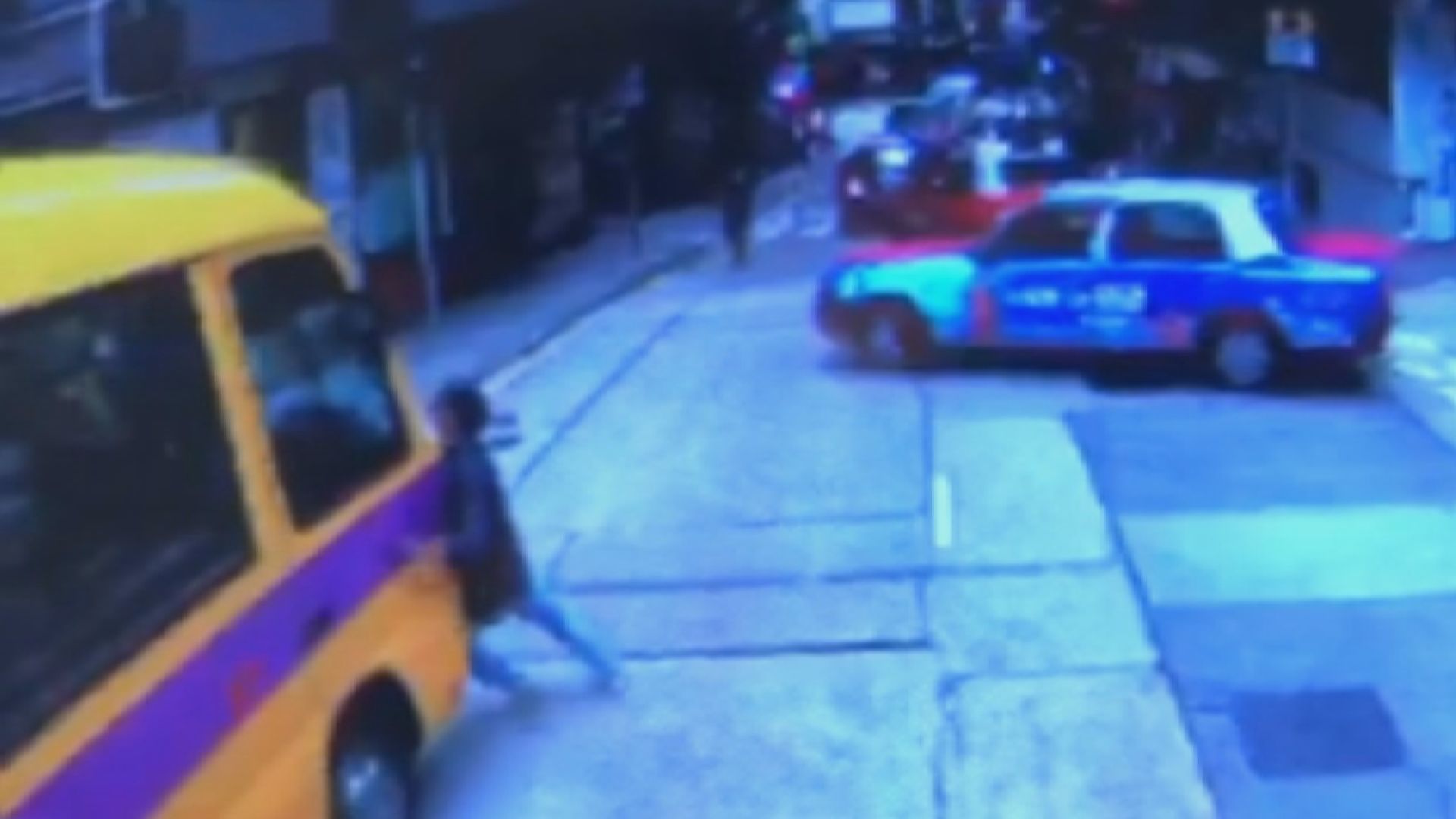 網上片段：司機下車後校巴失控衝落斜