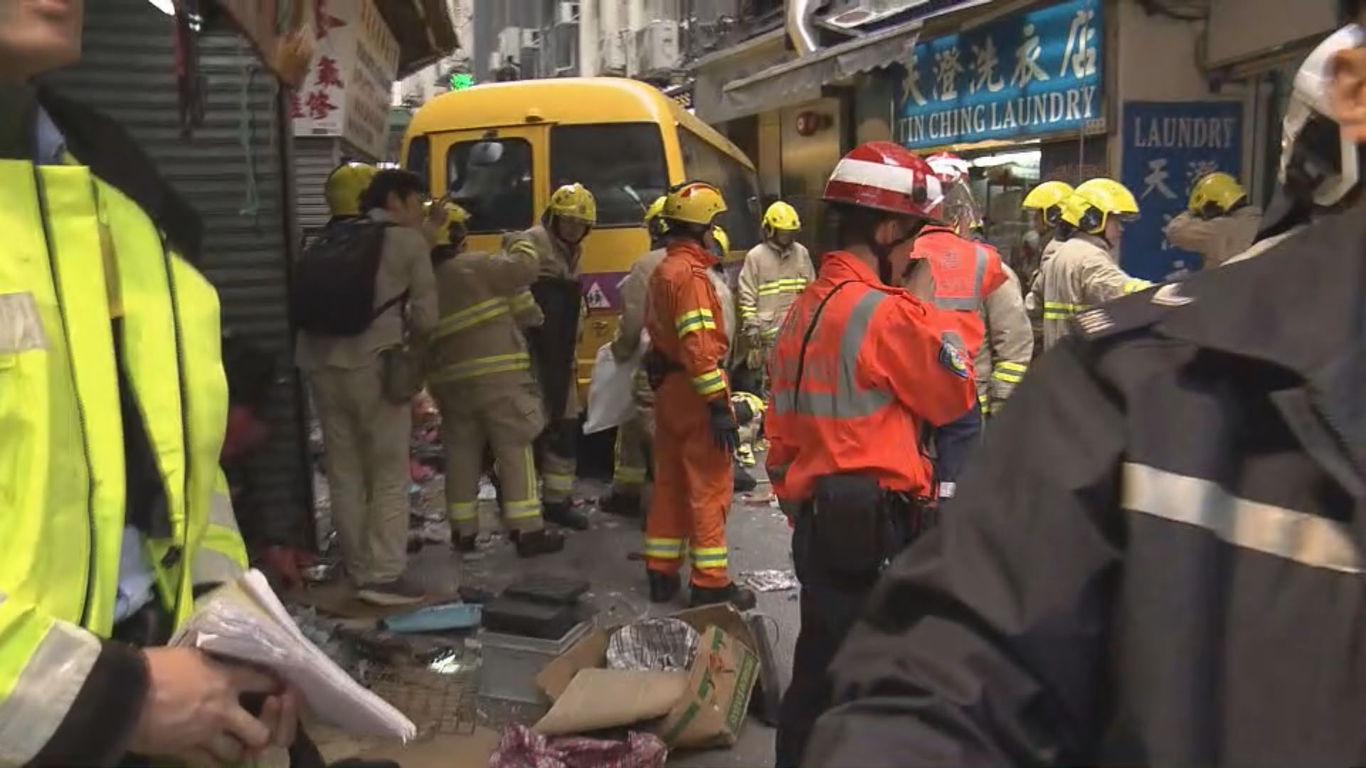 北角有校巴剷上行人路　兩死十三傷