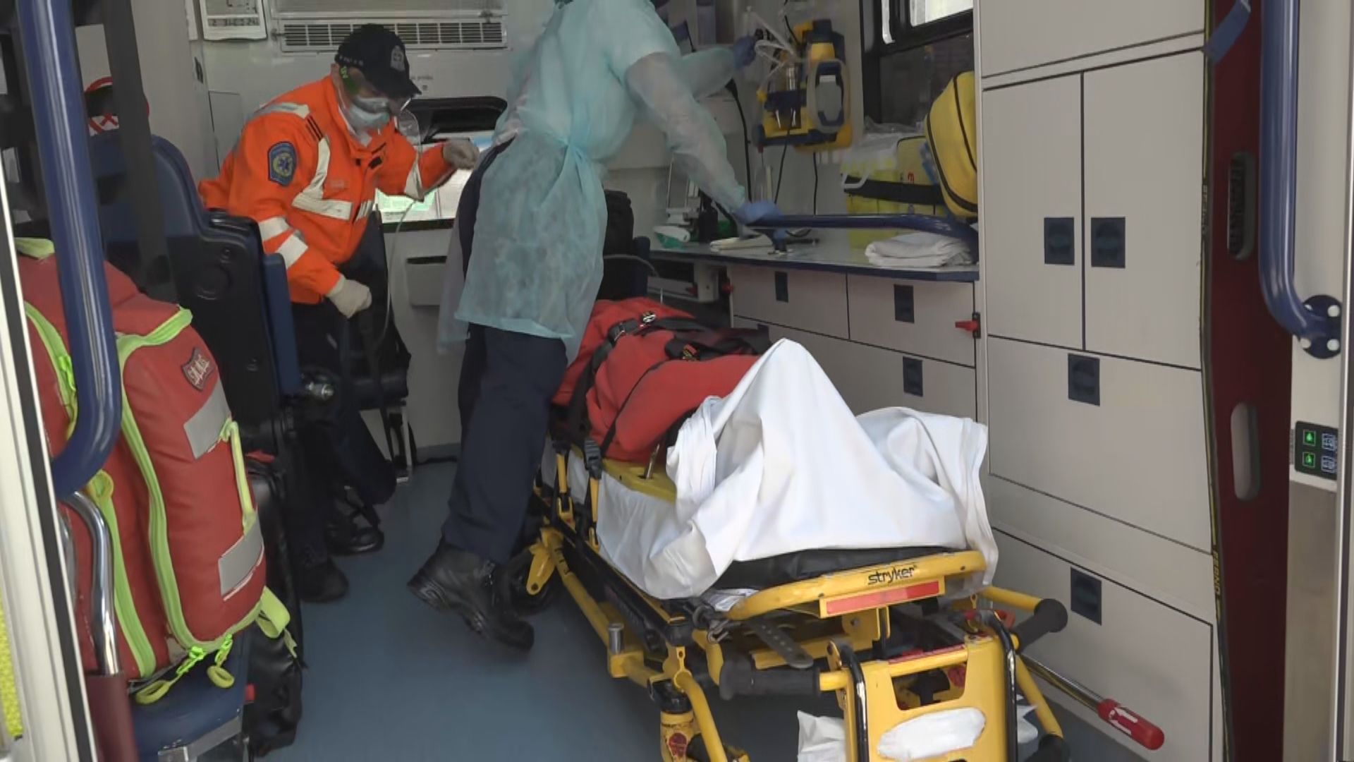 北角電車撞六旬婦捲車底獲救