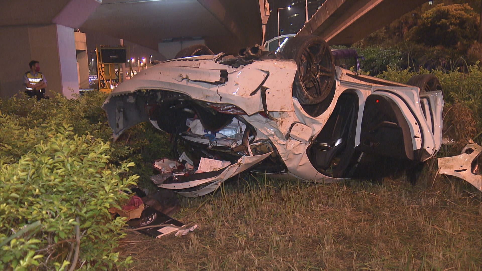 北角私家車失控撞壆剷草叢釀五傷