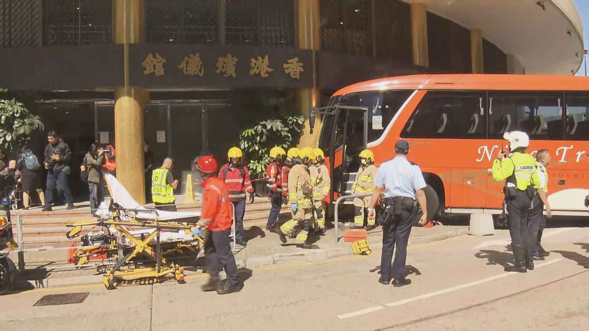 北角旅遊巴失事撞殯儀館初步12人傷
