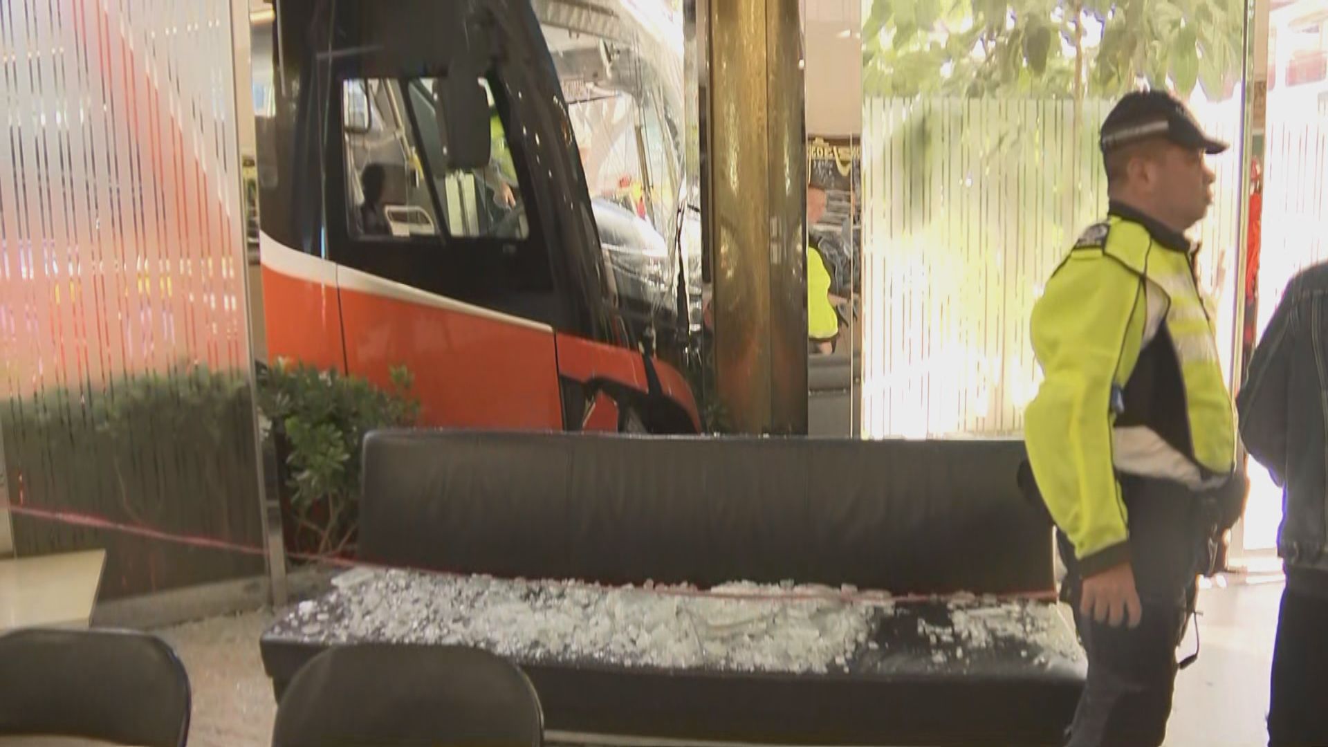 北角旅遊巴失事撞殯儀館 初步12人傷