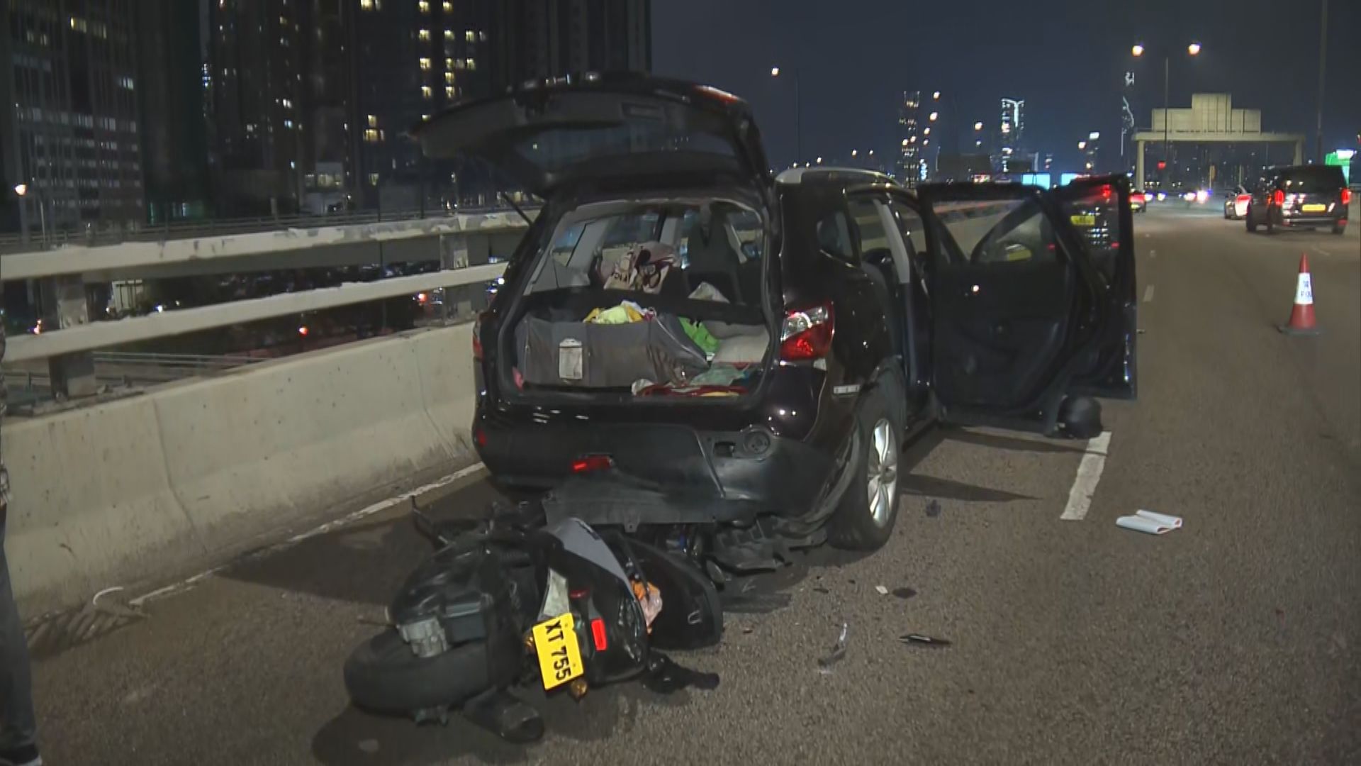 私家車無油停東廊慢線 電單車撞尾司機困車底