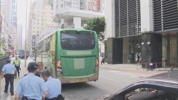 旅遊巴疑調頭撞毀北角海關總部外牆