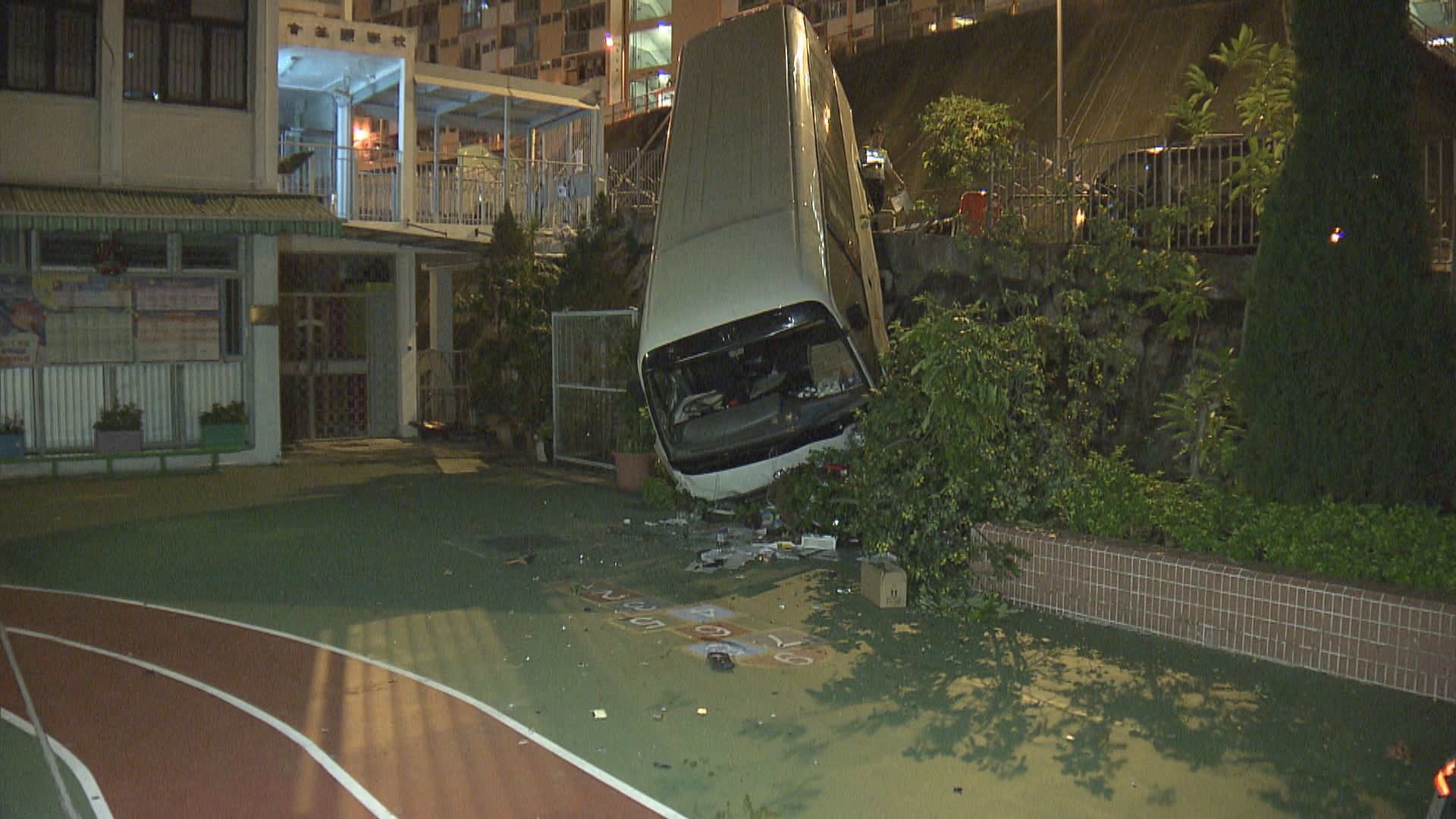 牛頭角私家小巴失控衝落學校操場釀一傷