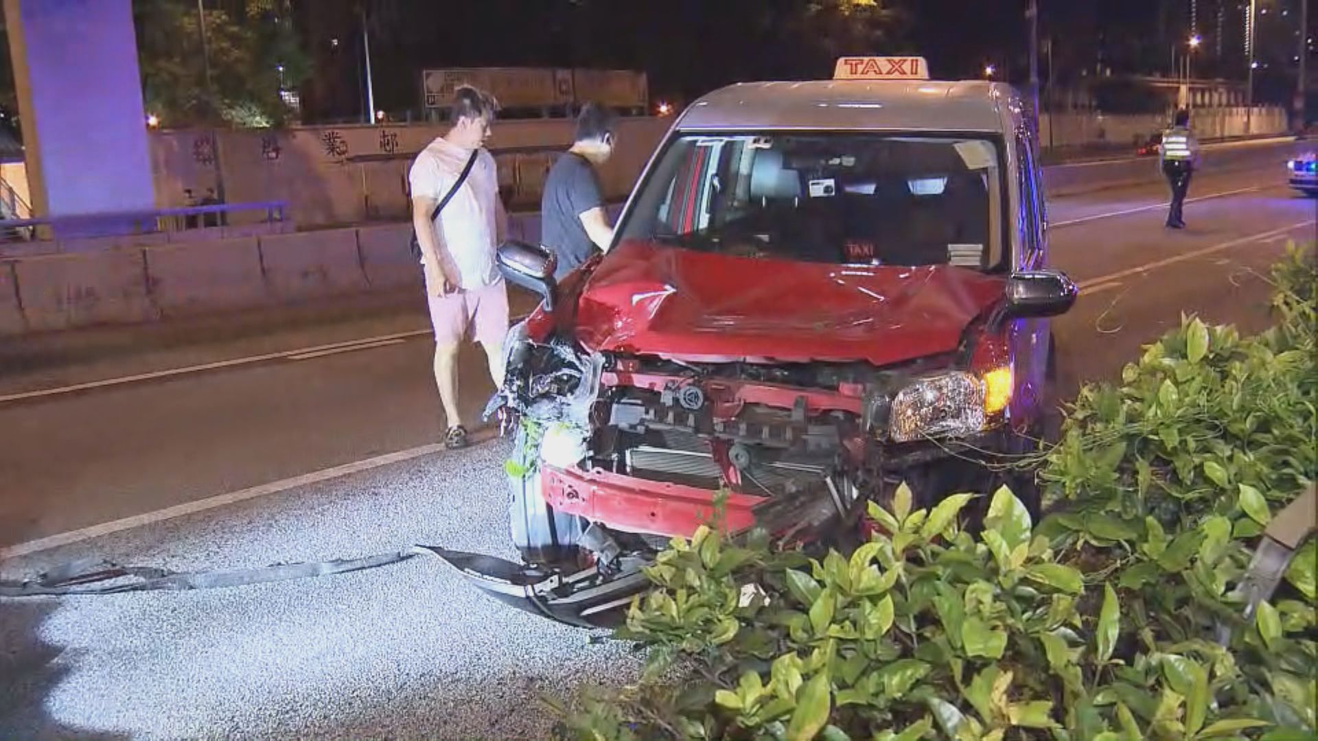 牛頭角的士撞花槽無人傷