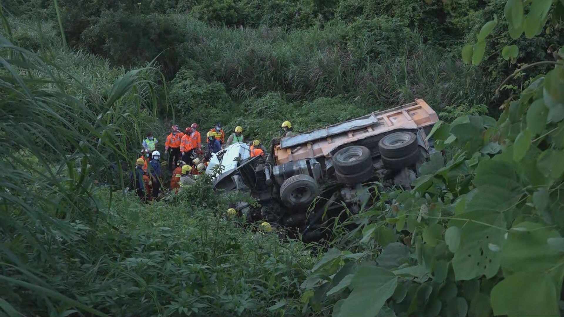 泥頭車八鄉失控衝落山坡　司機昏迷被困