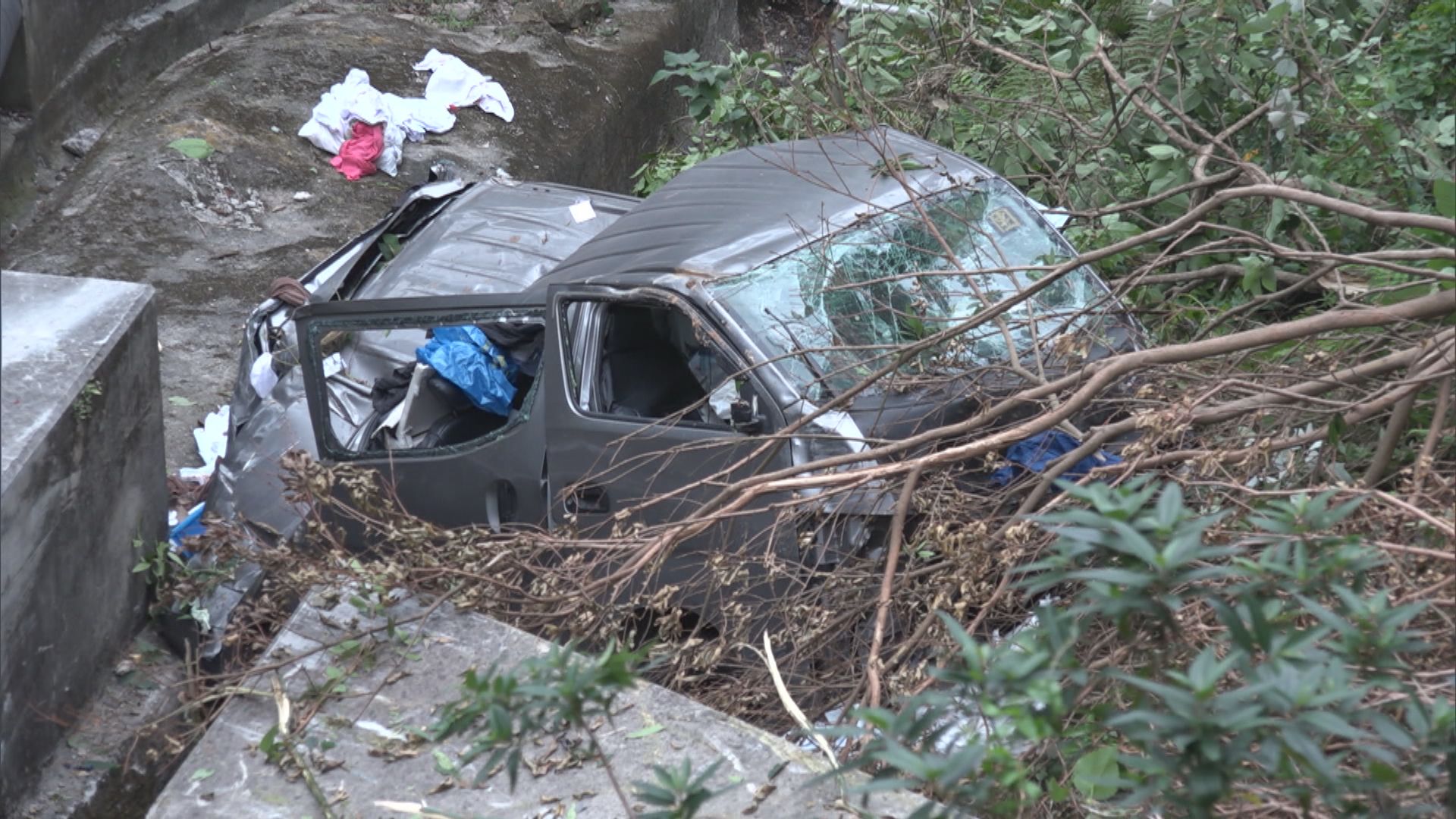 山頂客貨車衝落山坡　司機受傷