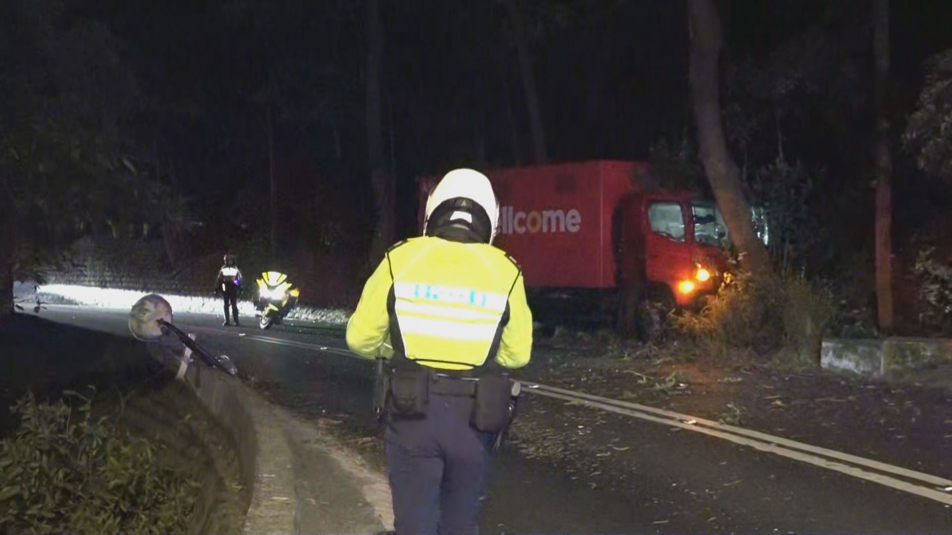 山頂貨車撞冧燈柱　兩人受傷