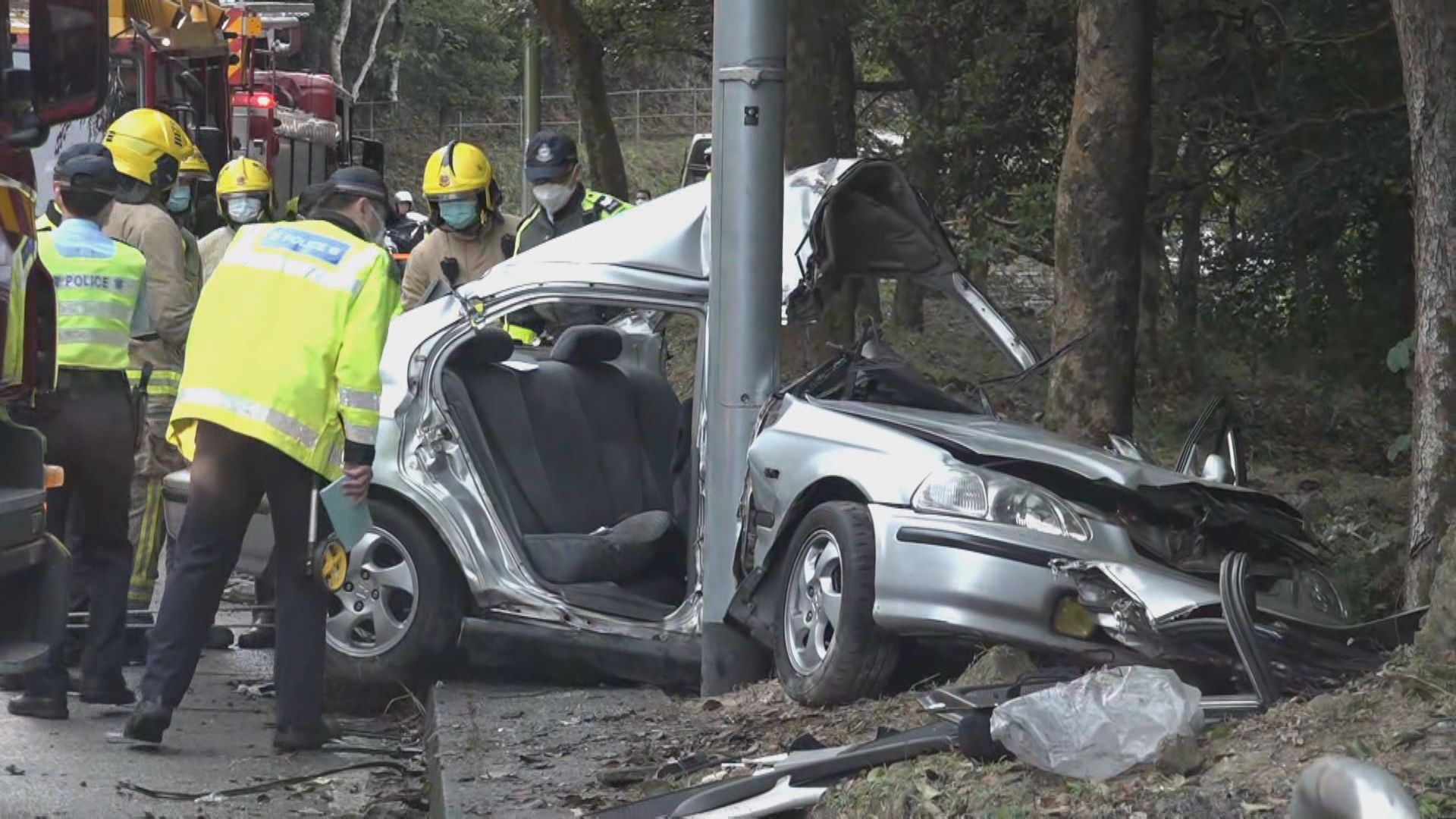 八鄉荃錦公路私家車失事撼燈柱司機傷