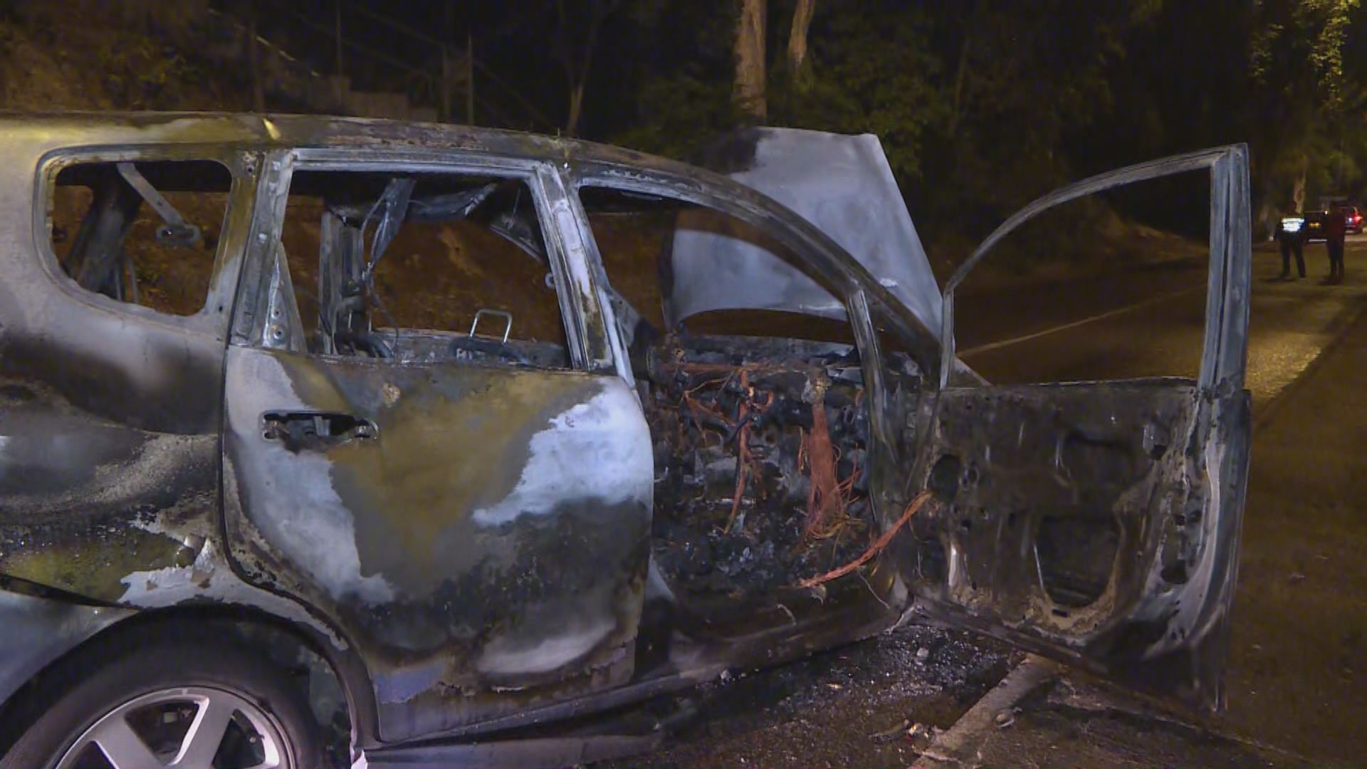 私家車失控撞樹後焚毀　司機及乘客受傷