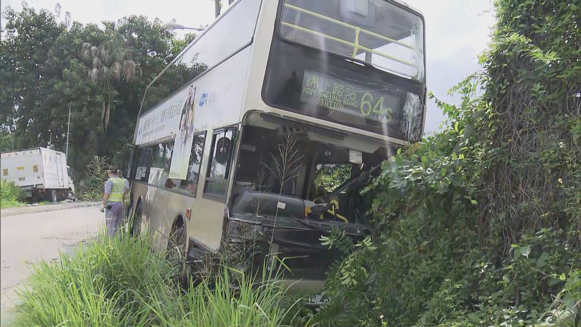 錦上路九巴與私家車相撞　三人傷