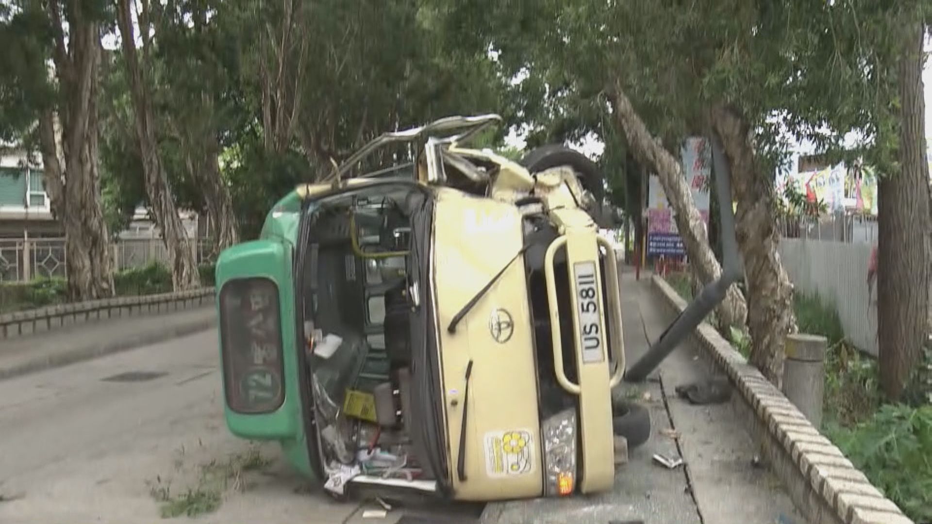 錦上路近蓮花地小巴翻側 至少6人受傷