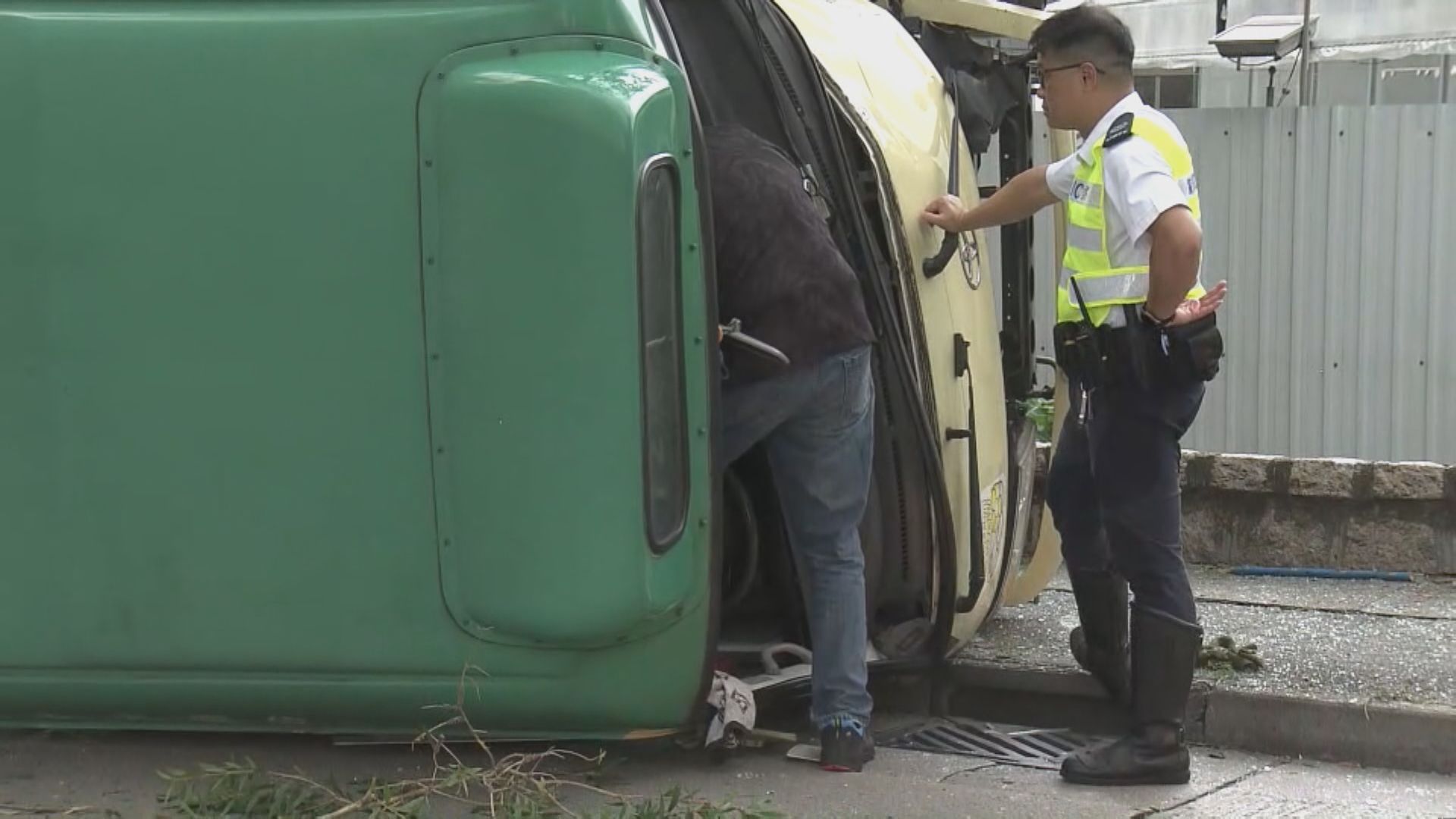 錦上路小巴翻側 輕型貨車司機不顧而去被捕