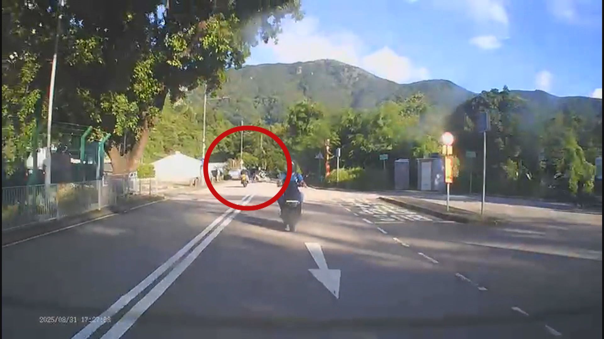 兩輛電單車荃錦公路相撞　兩人受傷其中一人昏迷