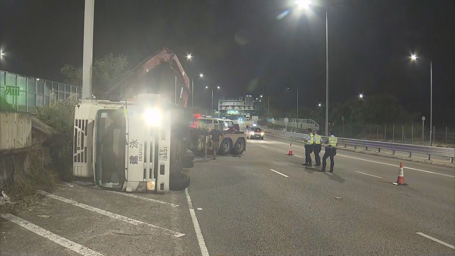 旺角粉嶺公路兩宗運豬車翻側車禍一漢傷