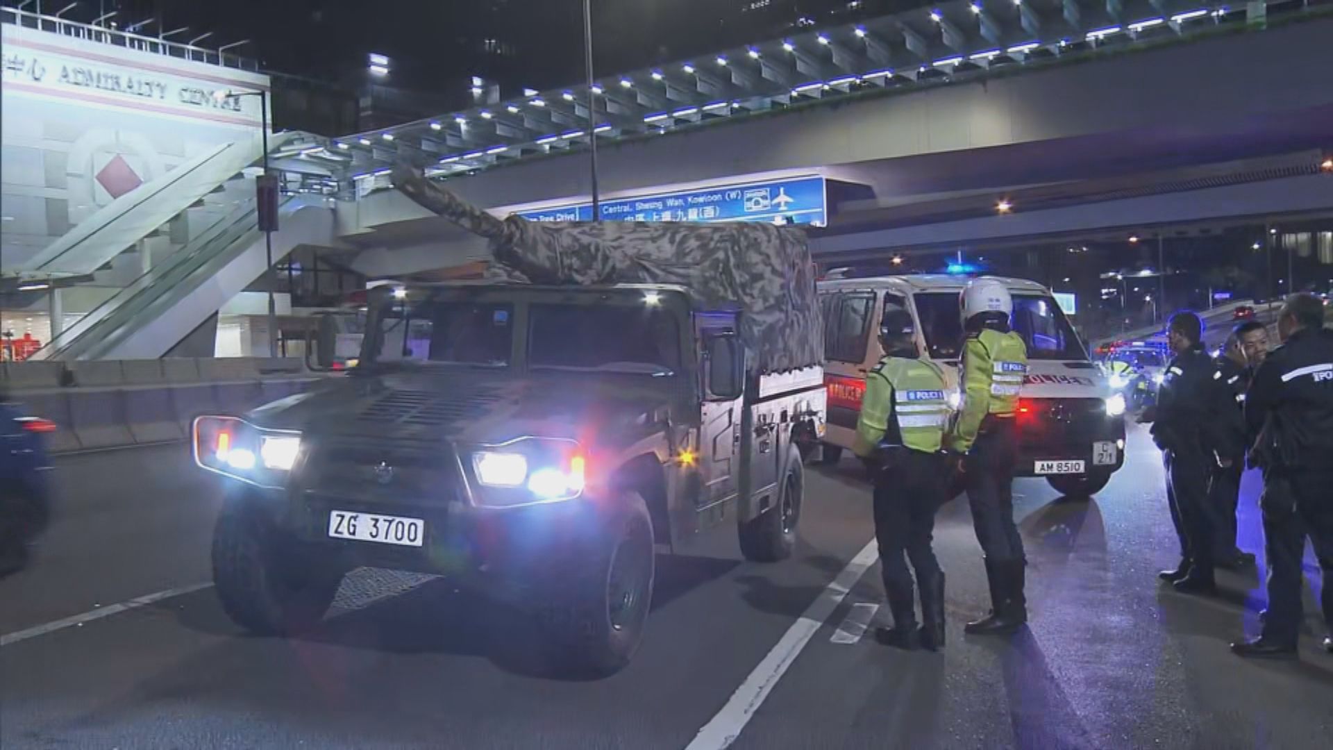 金鐘駐港部隊車輛與私家車相撞一人傷