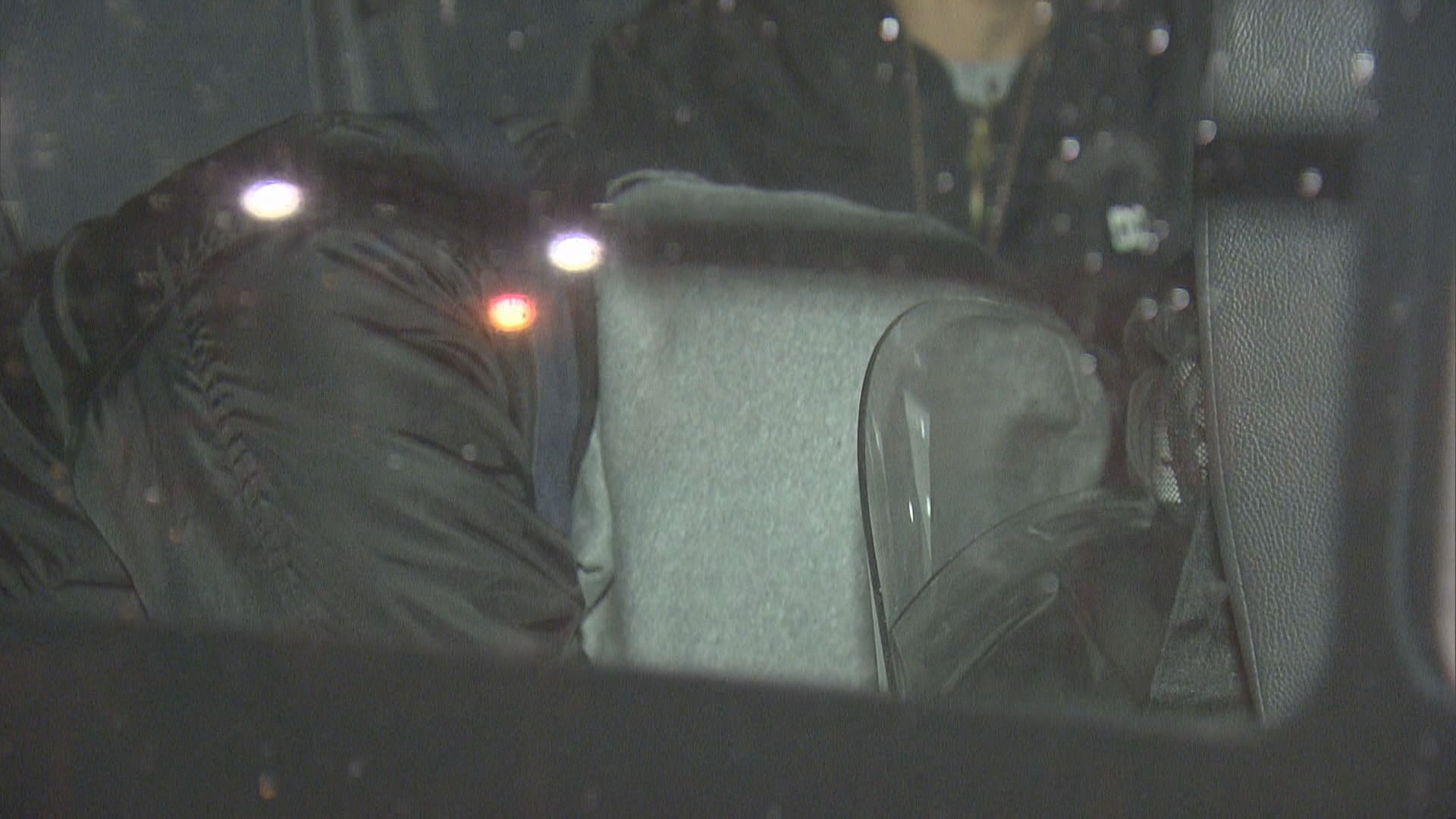 八鄉錦上路私家車司機涉衝路障撞傷警員被捕