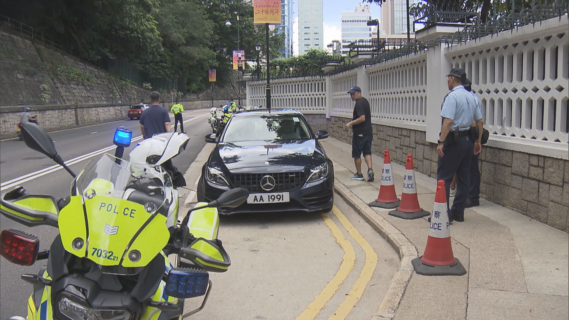 中環禮賓府私家車倒車撞傷警員