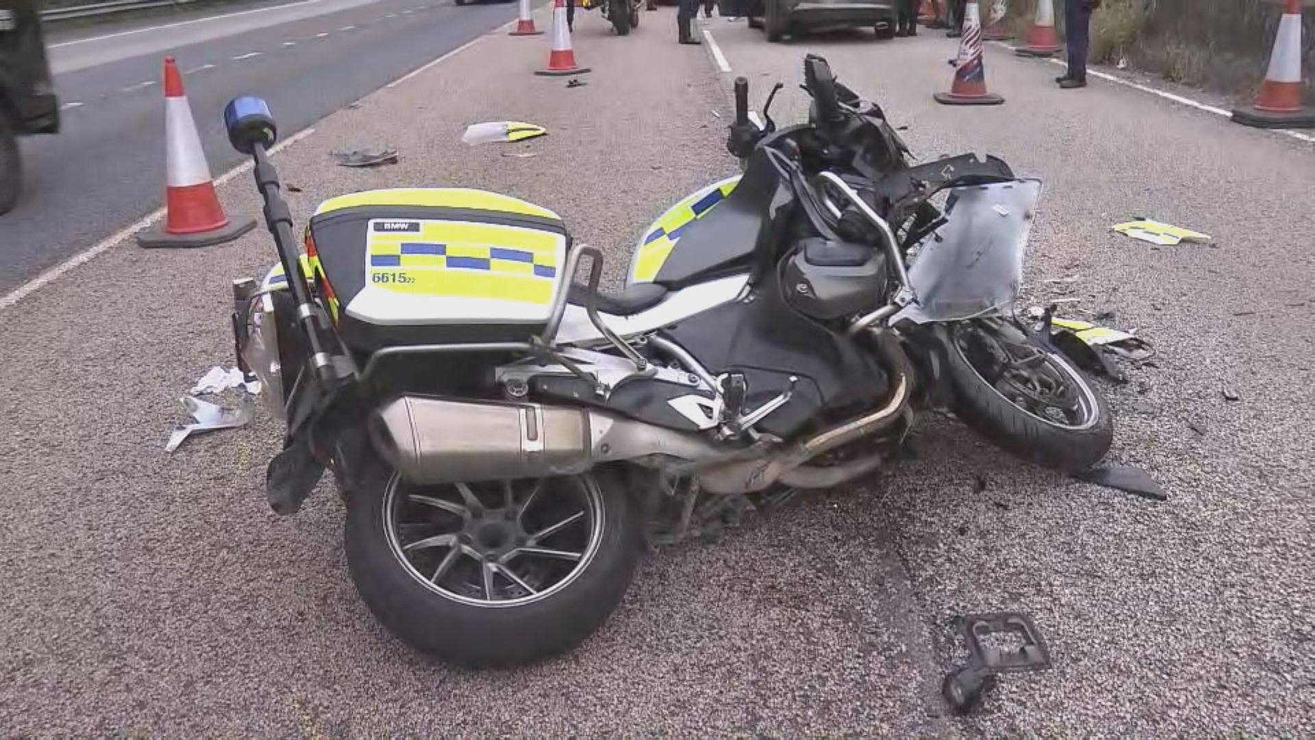 青朗公路警察電單車與私家車相撞三人傷