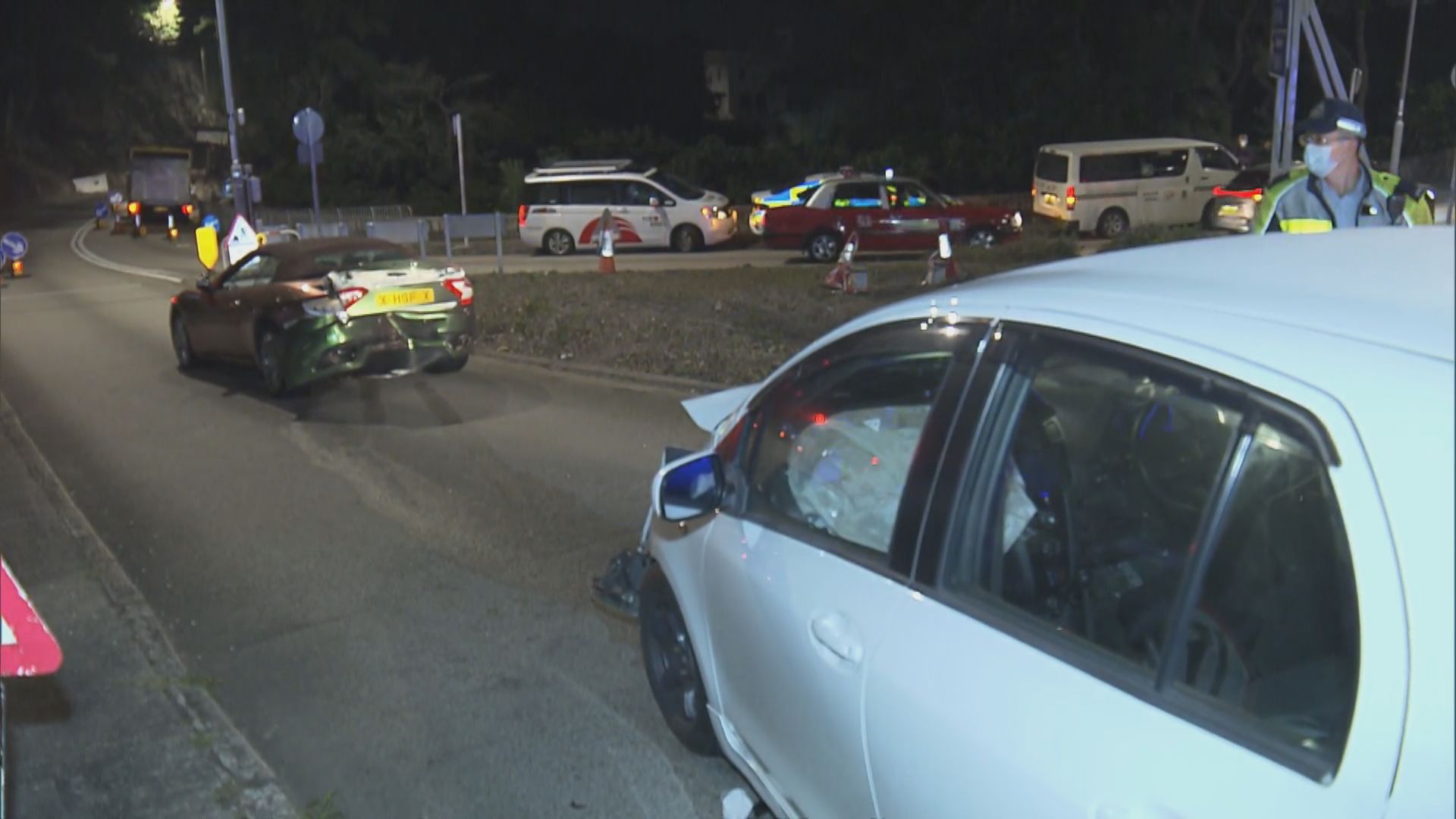 黃泥涌峽道兩車相撞兩司機傷