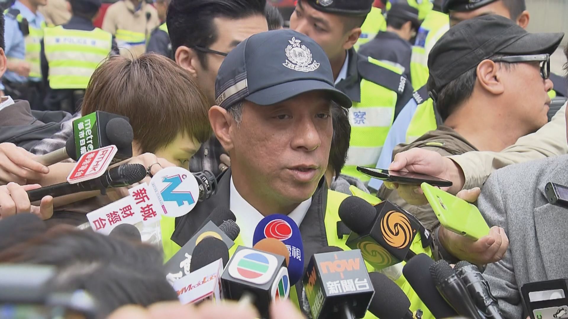 北角校巴剷上行人路　疑因司機未拉好手掣