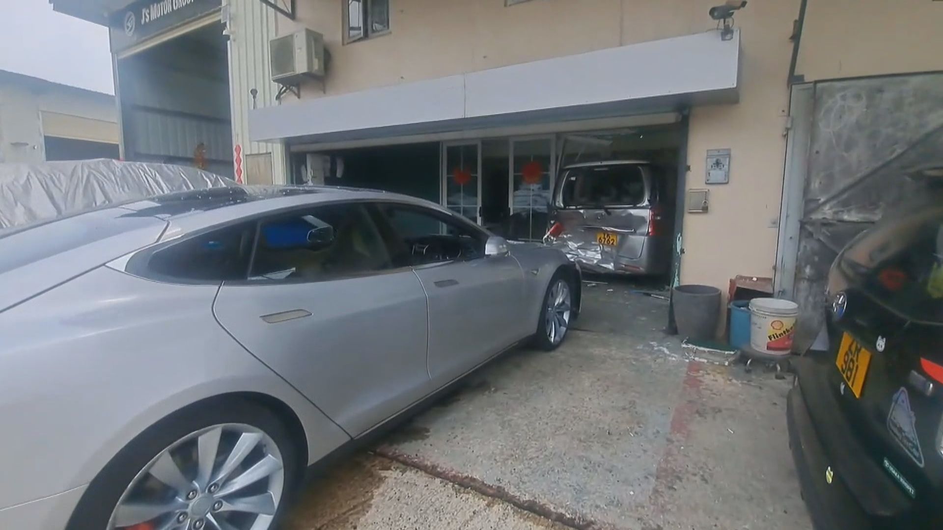 西貢16歲車房學徒偷車無牌駕駛　失事撞入店舖一名女子受傷