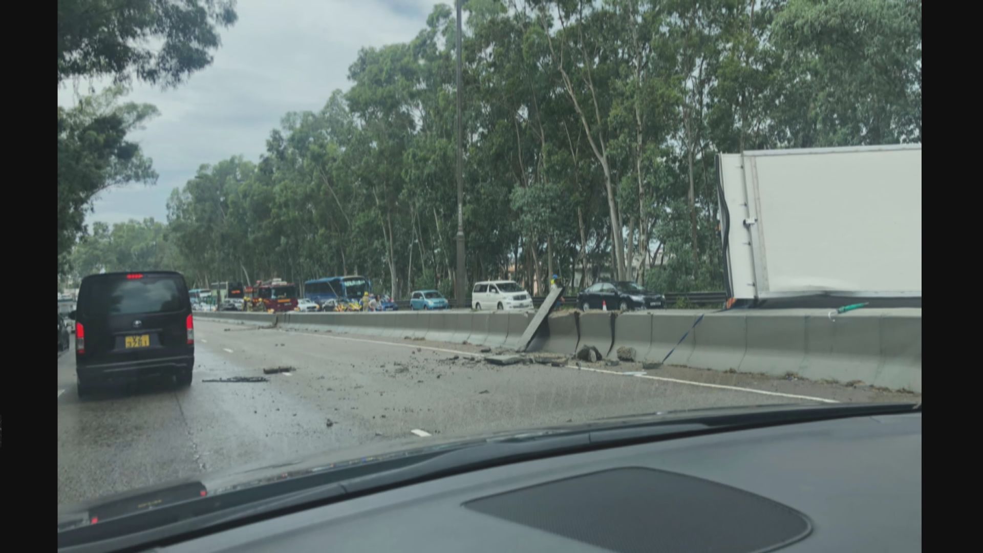 新田公路貨車疑失控翻側壓毀跑車　兩人受傷送院