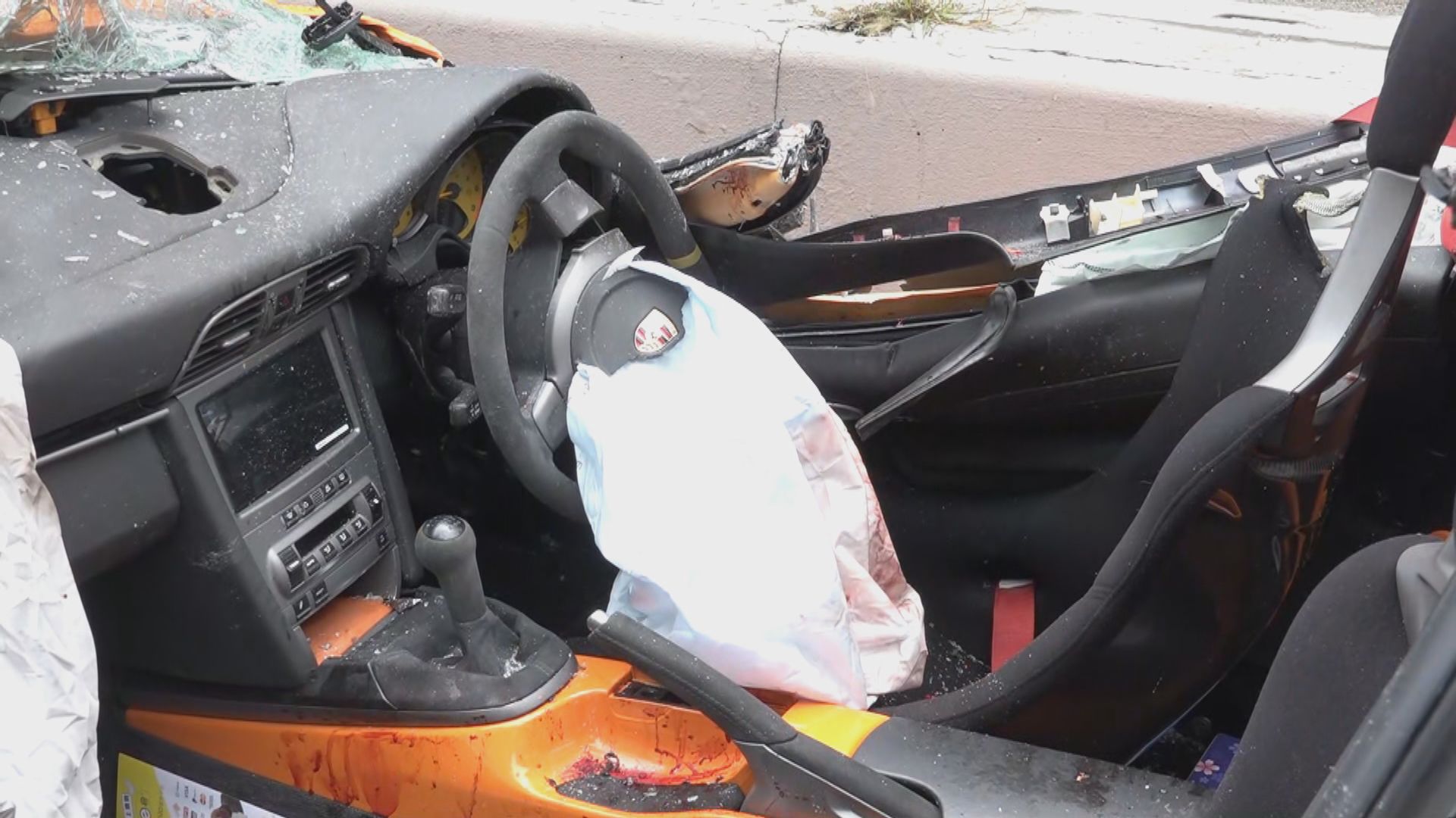 新田公路跑車貨車相撞　貨車翻側壓向跑車四人傷