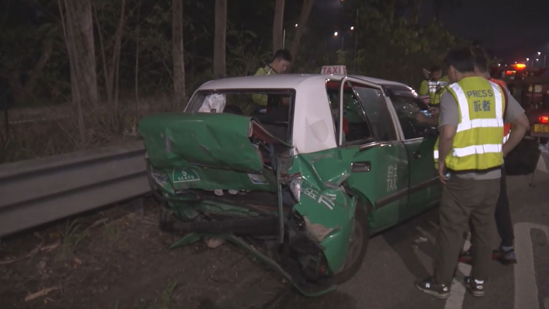 新田公路客貨車撞的士釀2傷