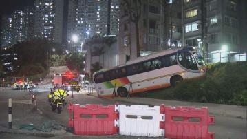 深井豪景花園旅遊巴剷斜坡　一女途人傷