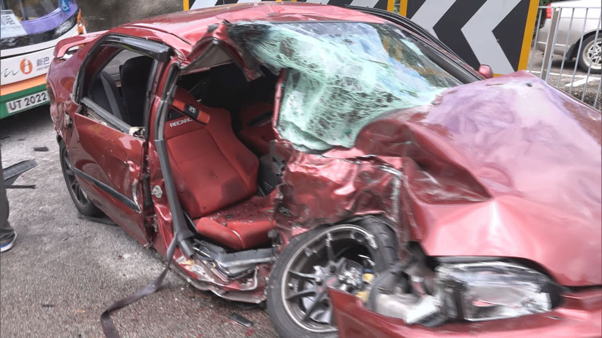 石澳道巴士私家車相撞一死一傷