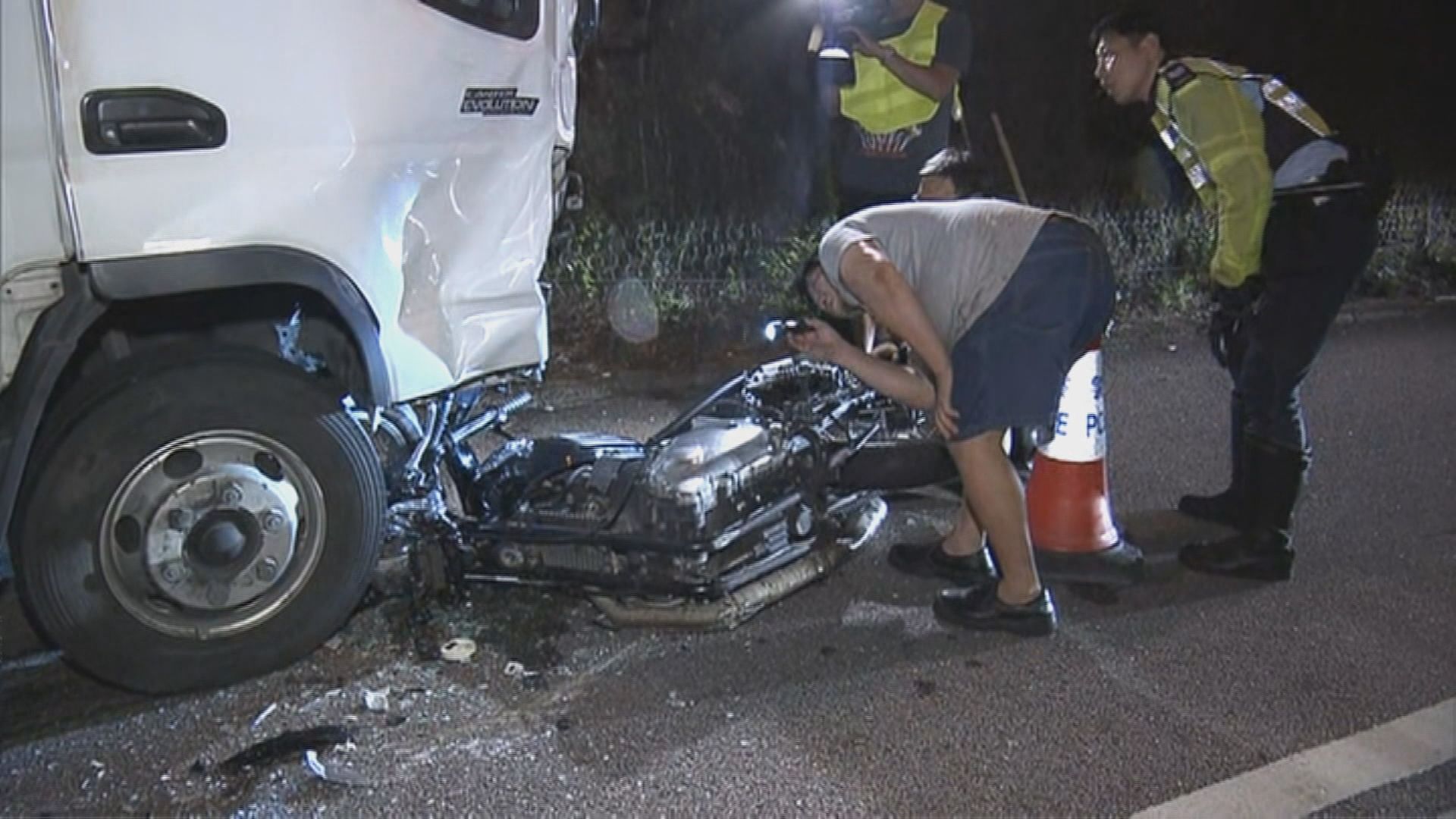 石澳道兩電單車撼貨車釀一死兩傷