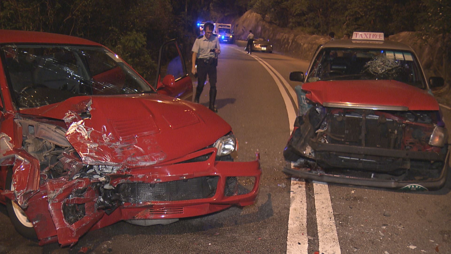 石澳道的士與私家車相撞釀三傷