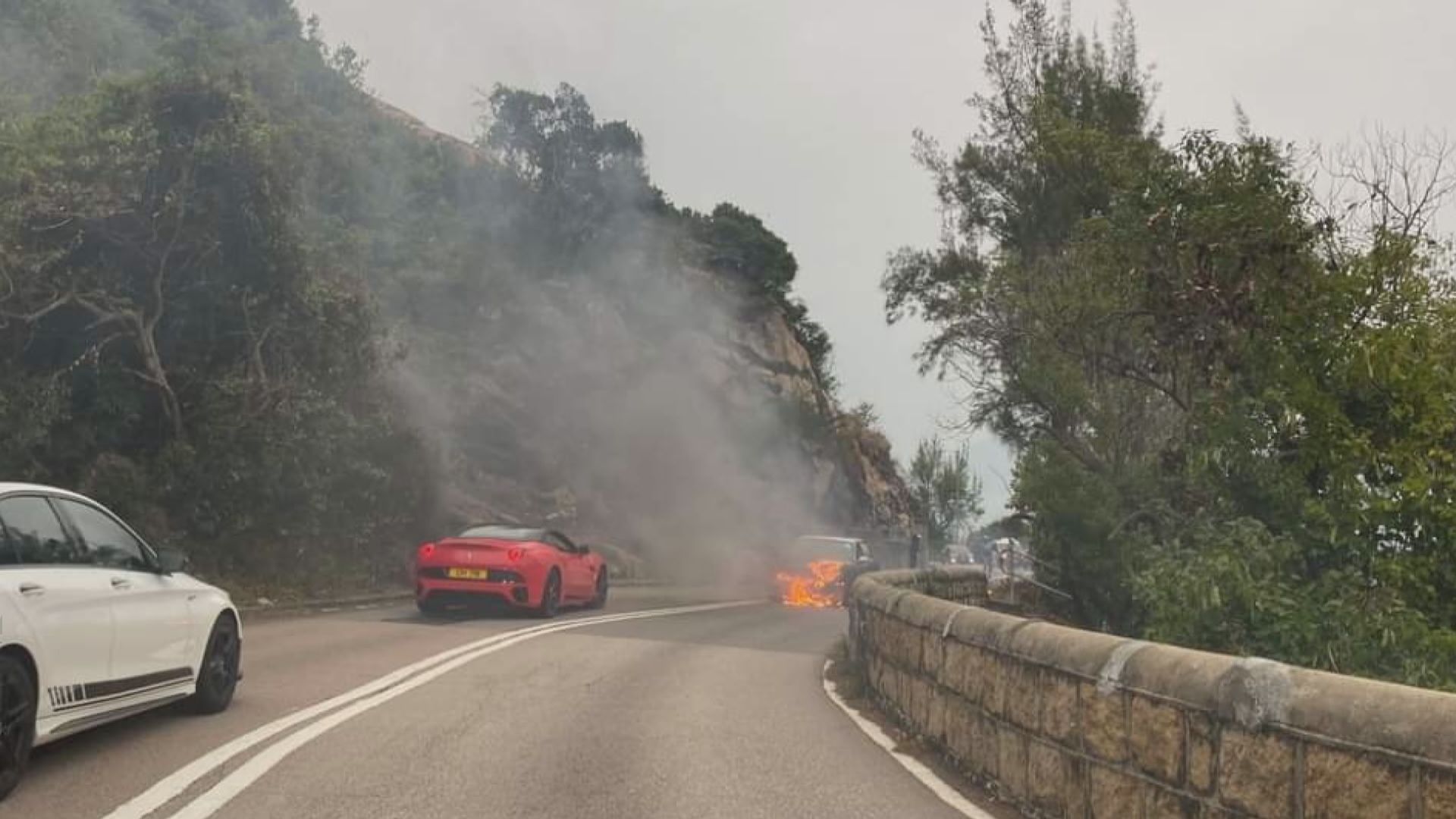石澳道電單車與私家車相撞後起火　電單車司機死亡