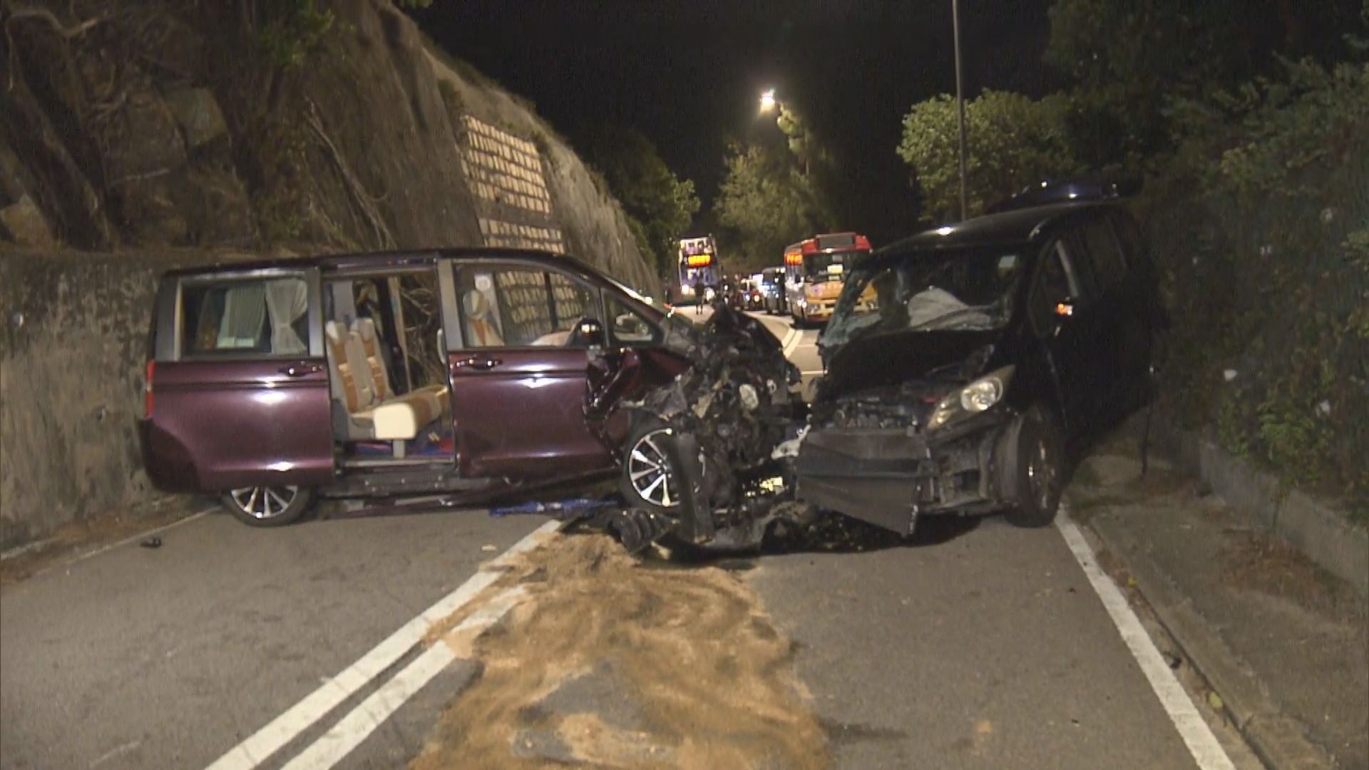 石澳道兩車相撞　五人受傷送院