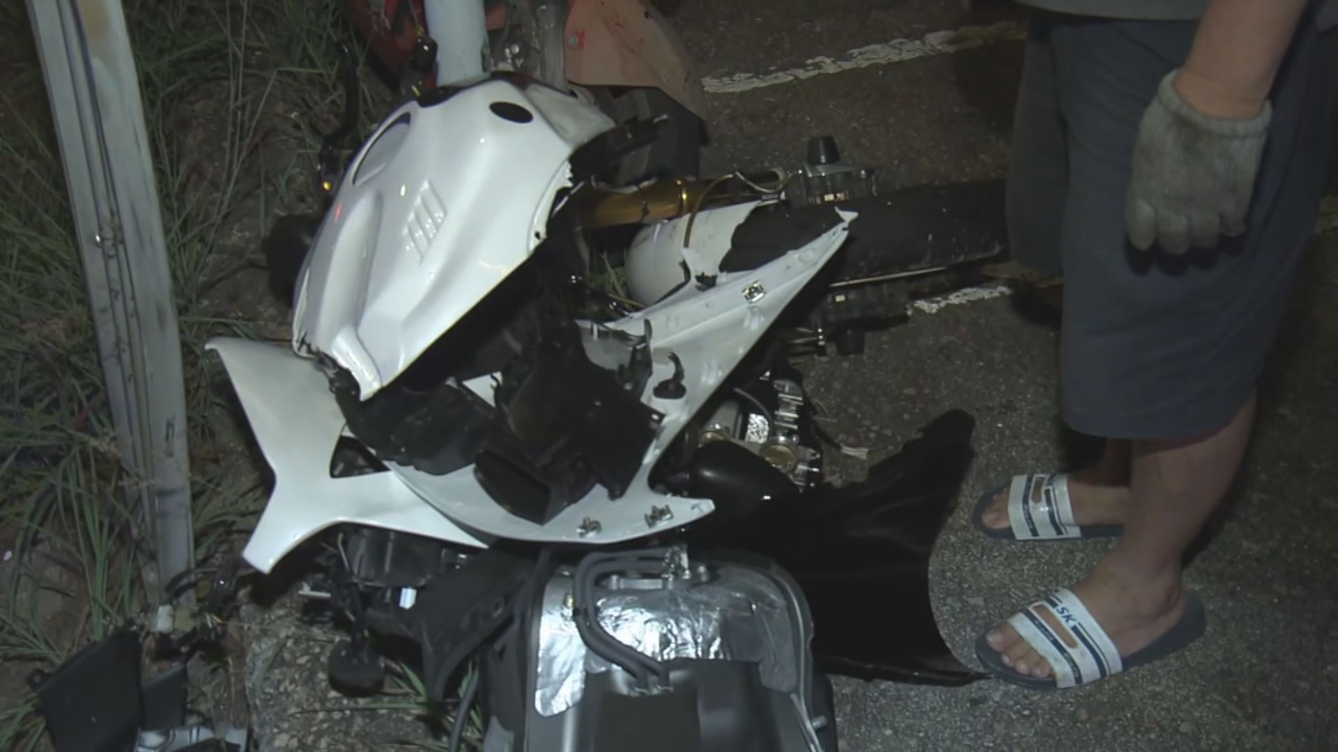 石澳道兩車相撞 電單車司機一度昏迷