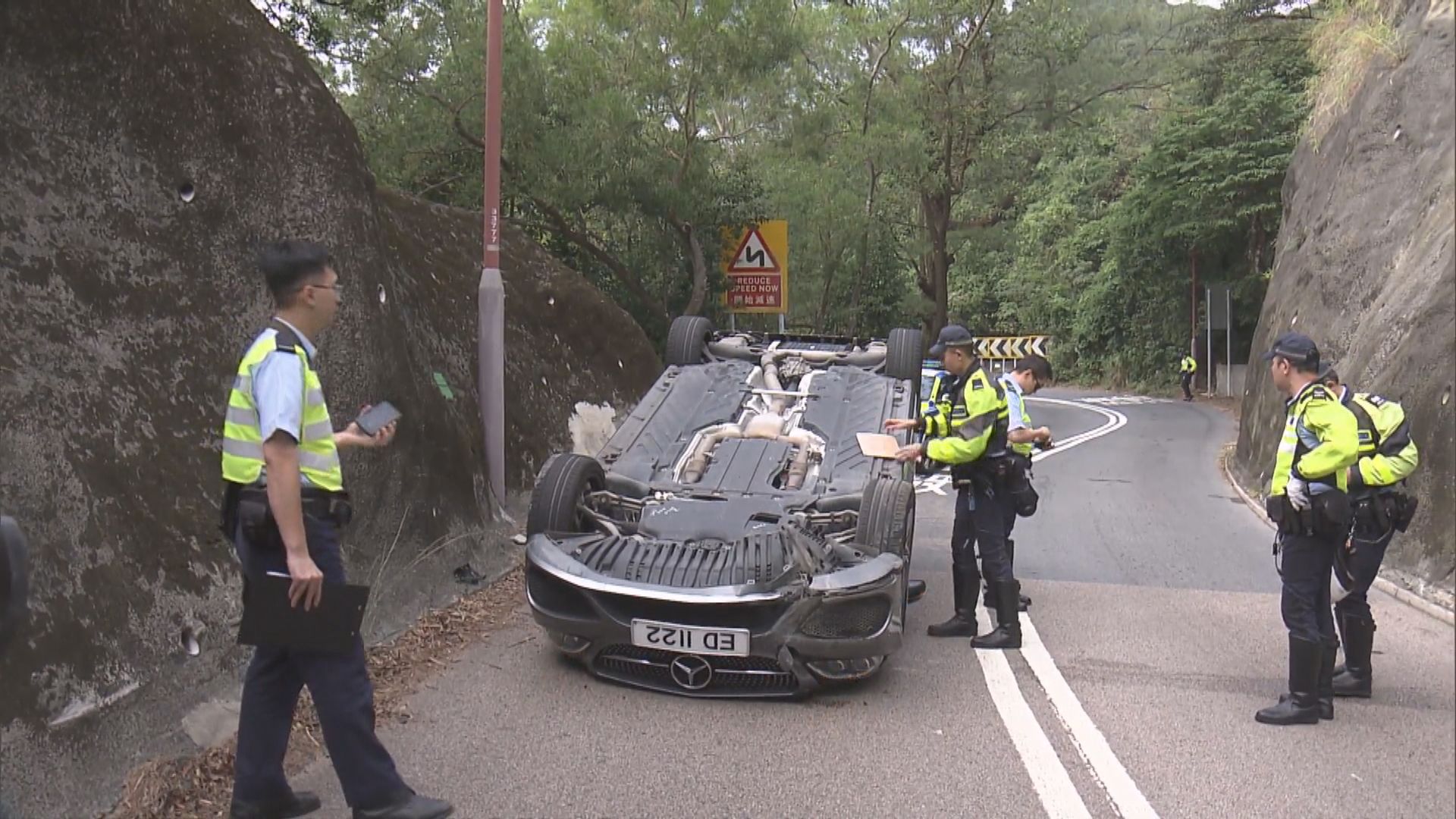 石澳道私家車失事翻轉 八旬司機傷
