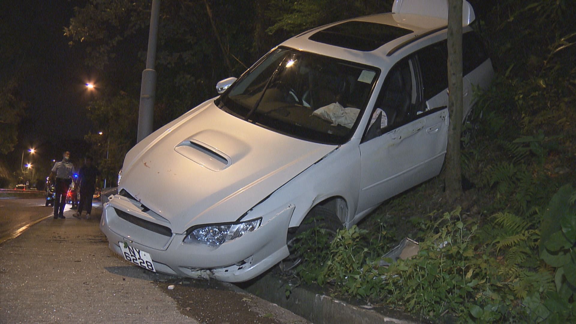 西貢公路私家車失事撞欄衝上山坡