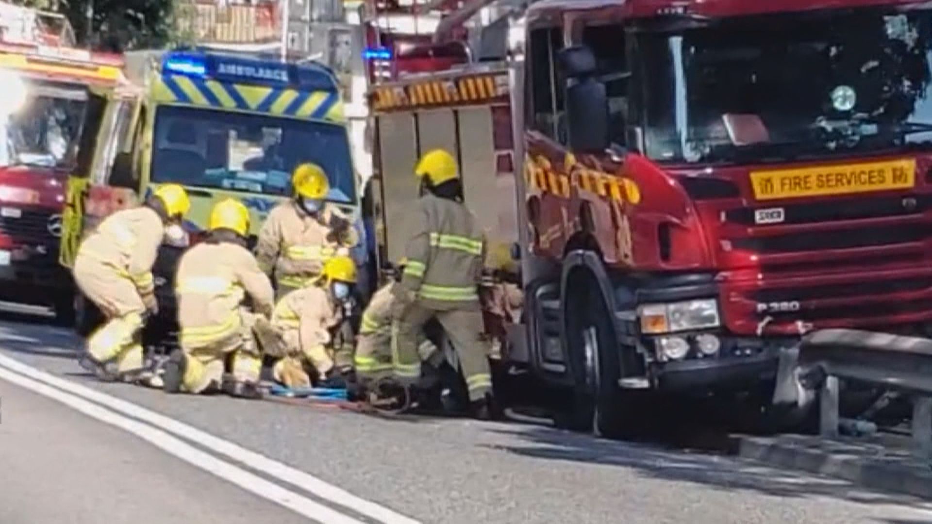 西貢公路消防車疑失控撞單車及私家車