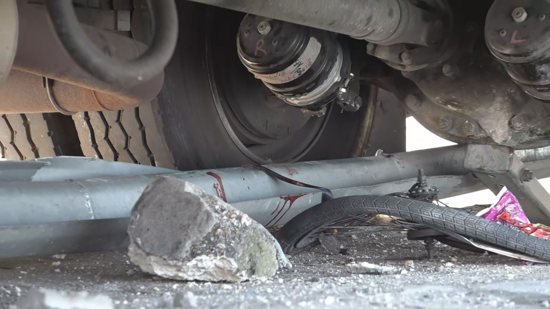 西貢公路消防車疑失控撞單車私家車　踏單車男子死亡